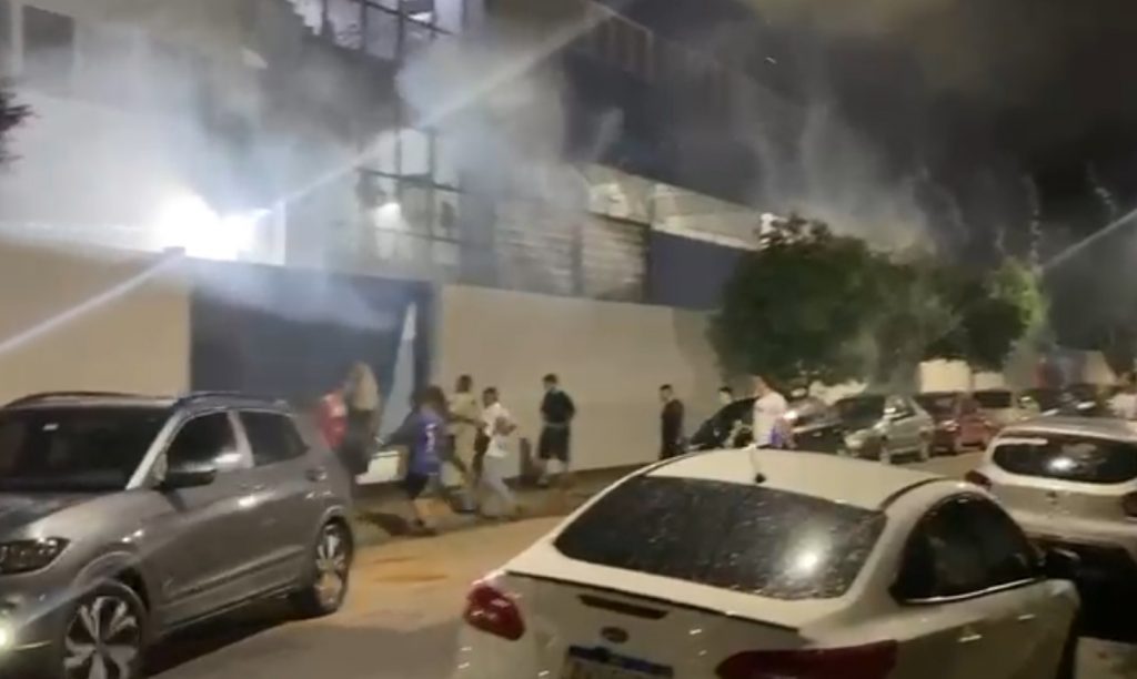 Torcedores do São José vandalizam portão do Estádio Martins Pereira