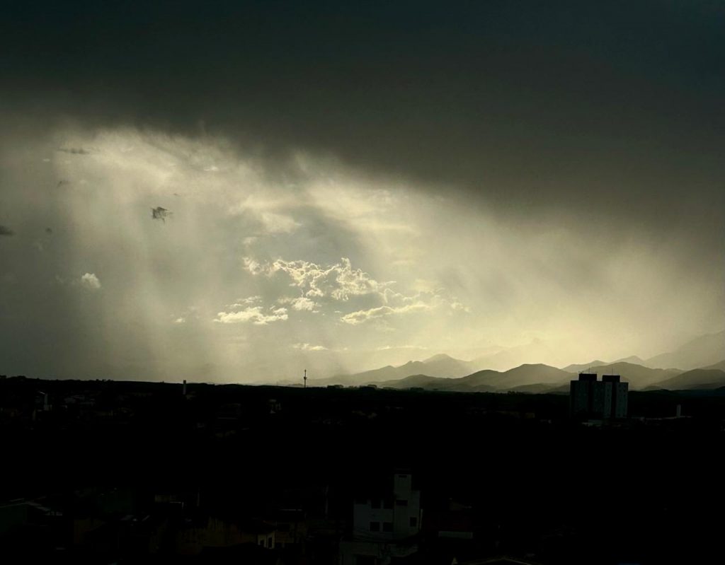 Defesa Civil alerta para chuva forte, raios e vento na RM Vale