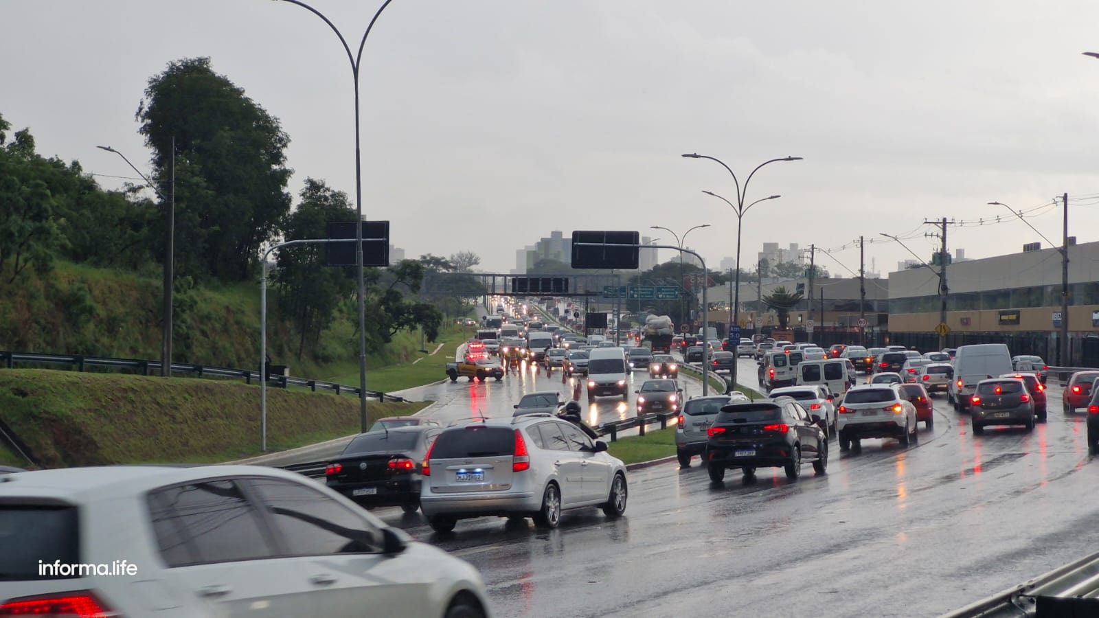 Chuva intensa provoca alagamentos e queda de energia em São José dos Campos