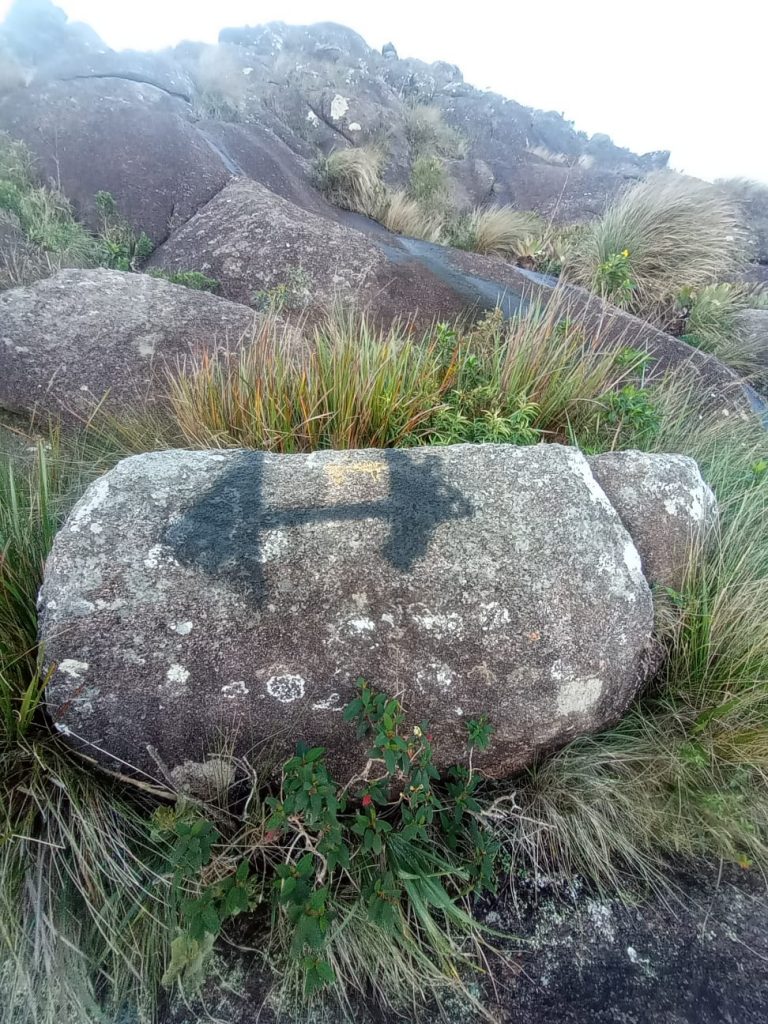 Família é autuada por pichação no Pico dos Marins em Piquete