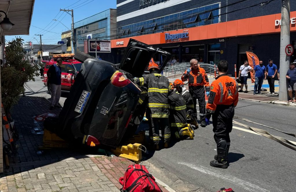 Carro capota na Paraibuna e deixa um ferido preso nas ferragens