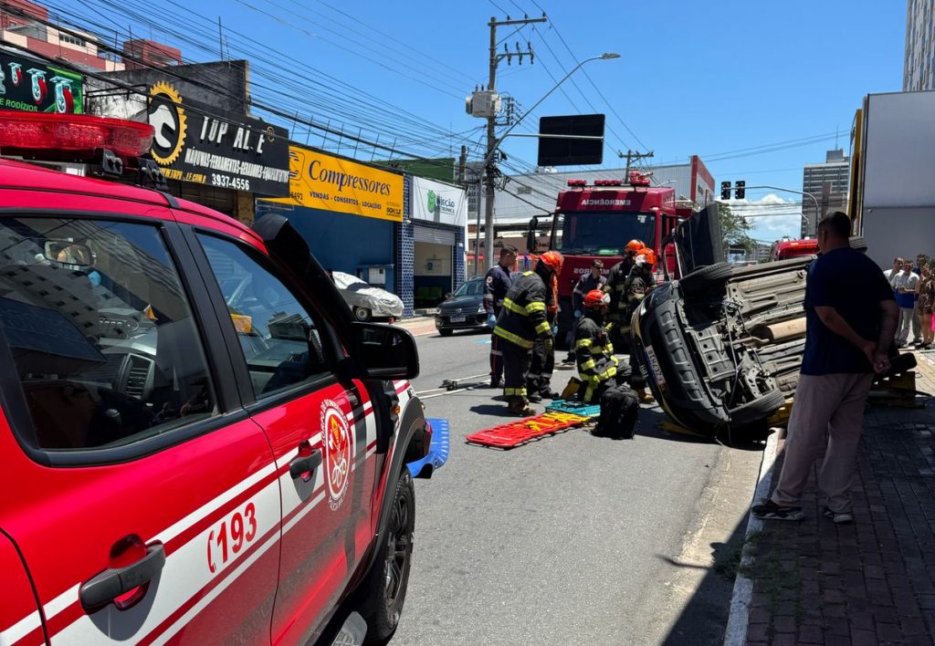 Carro capota na Paraibuna e deixa um ferido preso nas ferragens