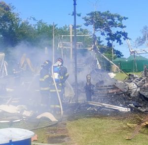 Trailer pega fogo no Camping da Sapê em Ubatuba após curto-circuito