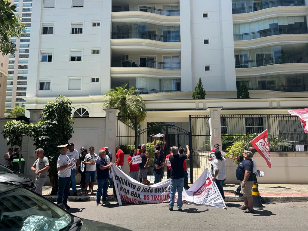 Trabalhadores da Avibras protestam em frente a prédio no Aquarius