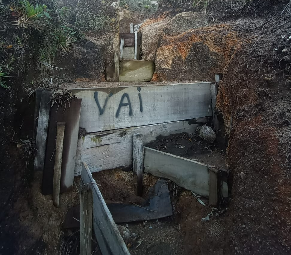 Família é autuada por pichação no Pico dos Marins em Piquete 