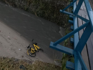 Bicicleta pública é encontrada em córrego de São José dos Campos