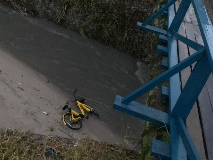 Bicicleta pública é encontrada em córrego de São José dos Campos