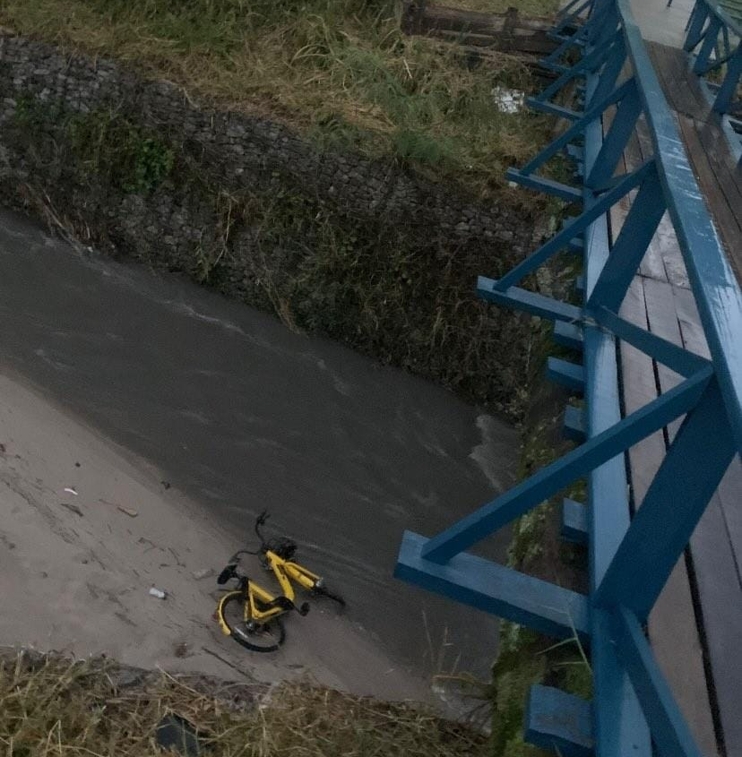 Bicicleta pública é encontrada em córrego de São José dos Campos