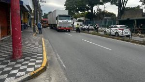 Acidente entre caminhão e moto deixa um morto em Jacareí