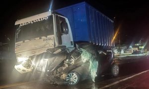 Acidente entre dois carros e caminhão na Rio-Santos deixa dois mortos em Ubatuba