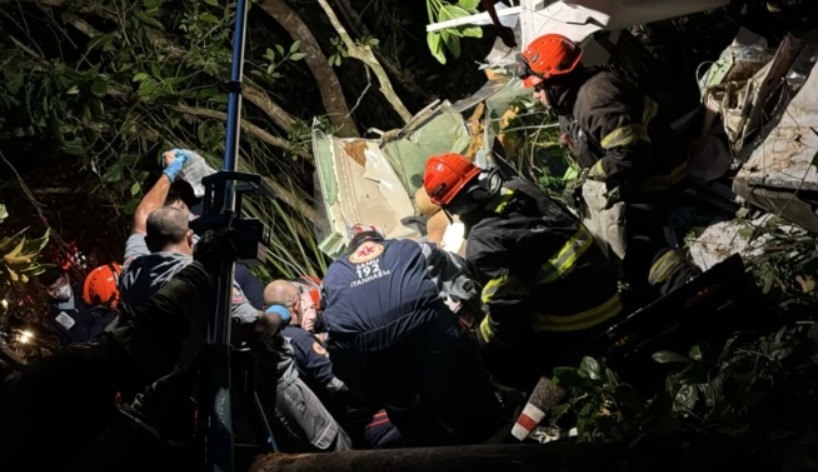 Avião de pequeno porte cai no litoral paulista e deixa um morto e um ferido