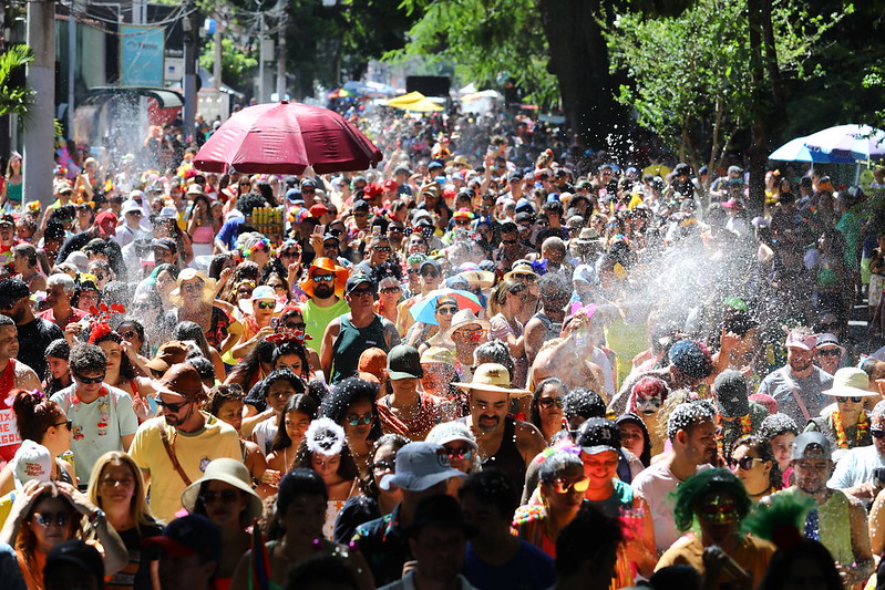 Bloco Galinha D’Angola arrasta multidão no carnaval