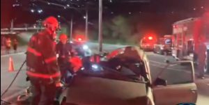 Carro acerta poste e casal morre em São José dos Campos!