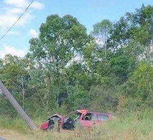 Carro com seis acerta poste, motorista morre e quatro crianças ficam feridas