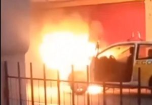 Carro pega fogo após pane e é consumido pelas chamas no Jardim Paulista