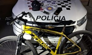 Dois são presos após ameaçar vítima com canivete e roubar bike, celular e relógio