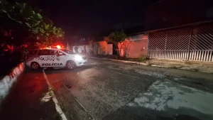 Jovem morre baleado no portão de casa em Caçapava; pai fica ferido