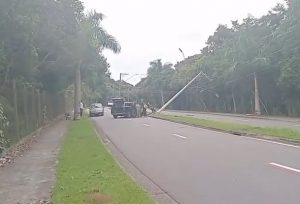 Motorista perde o controle e acerta poste no Urbanova
