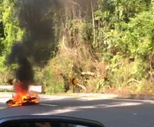 Mulher morre após moto colidir em carro na Rio-Santos, em Ubatuba
