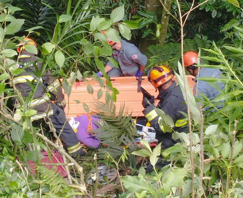 Passageira de moto sofre queda de 15 metros na Oswaldo Cruz