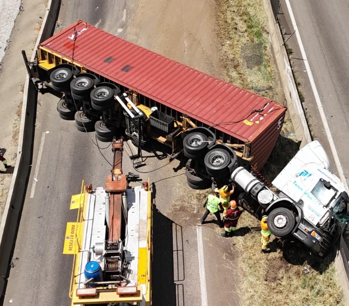 Carreta tomba na Via Dutra em São José dos Campos