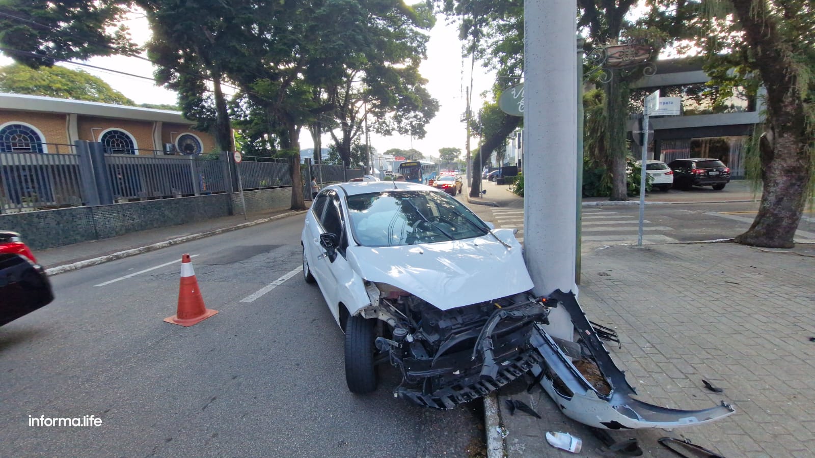 Carro bate em poste após colisão na rua Madre Paula em São José dos Campos 