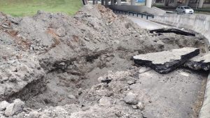 Galeria de água se rompe na avenida Sebastião Henrique da Cunha em São José dos Campos