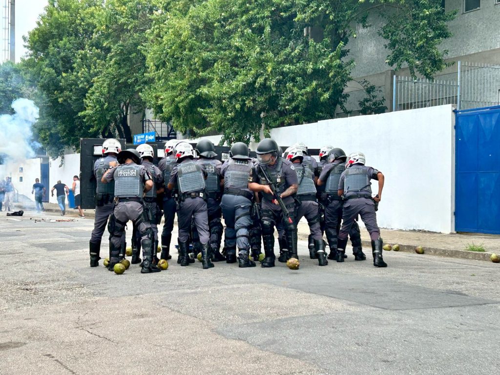 Polícia Militar realiza simulado de ocorrência com torcedores em São José dos Campos