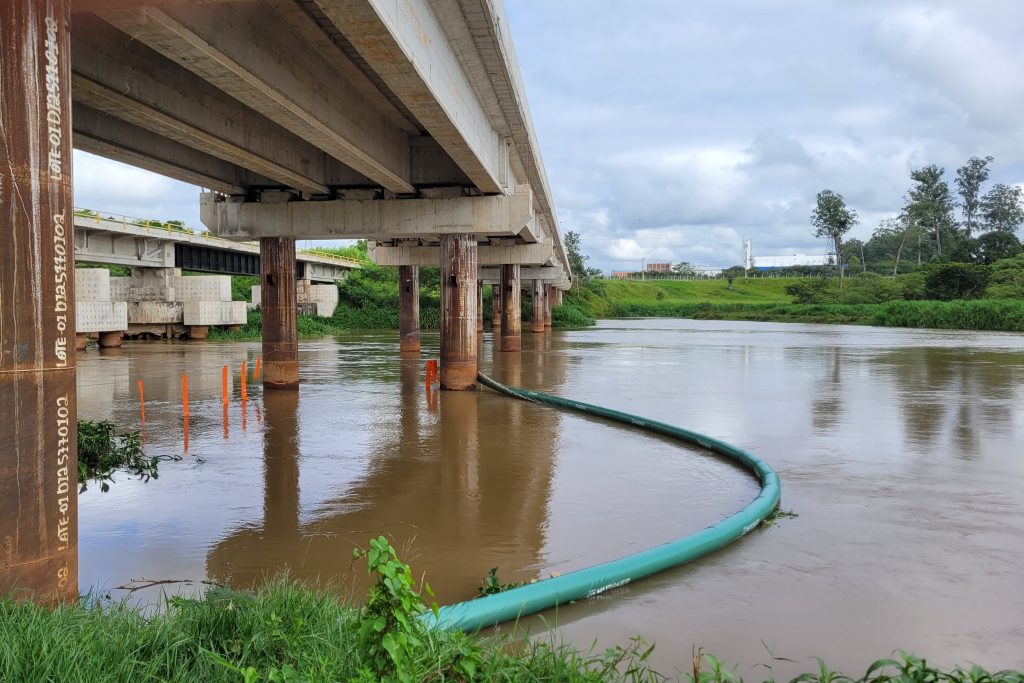 Instalação de ecobarreira no Rio Paraíba marca início da Semana da Água em São José