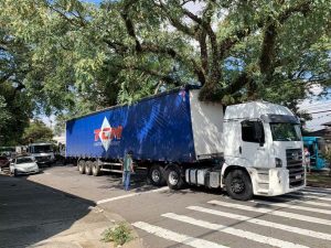 Caminhão fica preso em árvore na zona sul de São José dos Campos