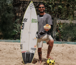 Surfista Filipe Toledo anuncia 1ª franquia da Let´s Poke em São José!