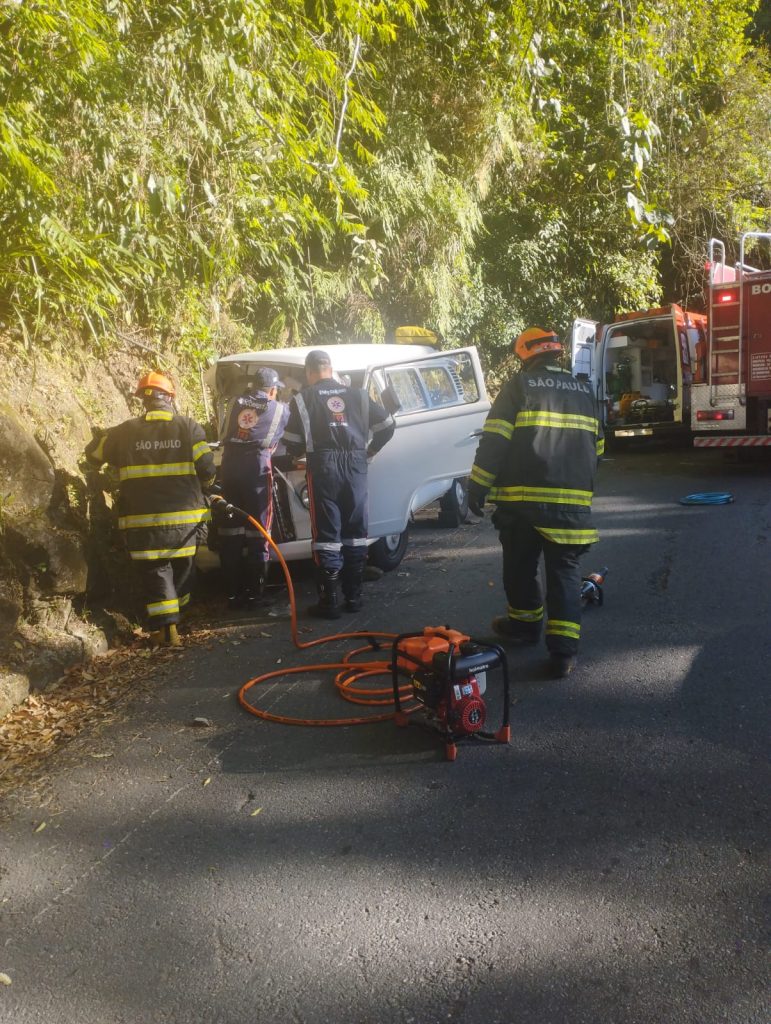 Kombi perde freio e colide com barranco na serra da Oswaldo Cruz