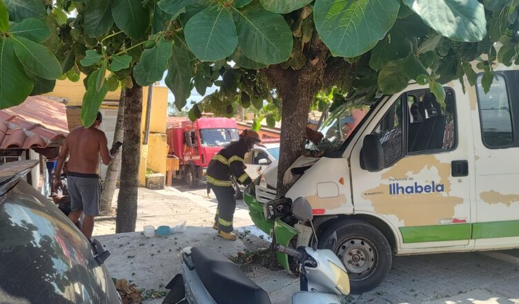 Acidente com van em Ilhabela deixa quatro feridos