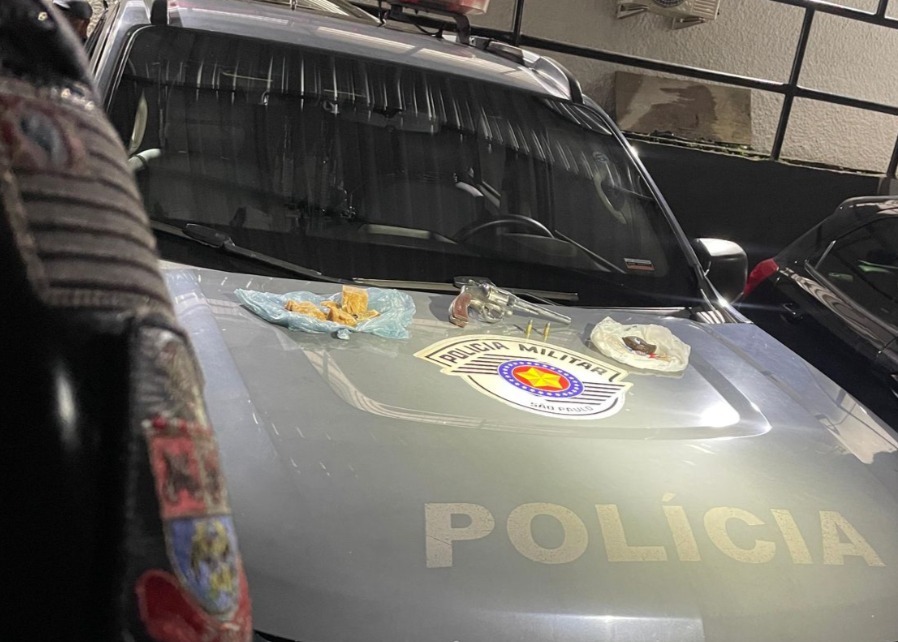 BAEP prende quattraficantes com drogas e arma na Vila São Bento