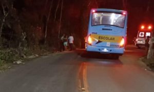 Ciclista morre após ser atropelado por ônibus escolar na costa norte de São Sebastião