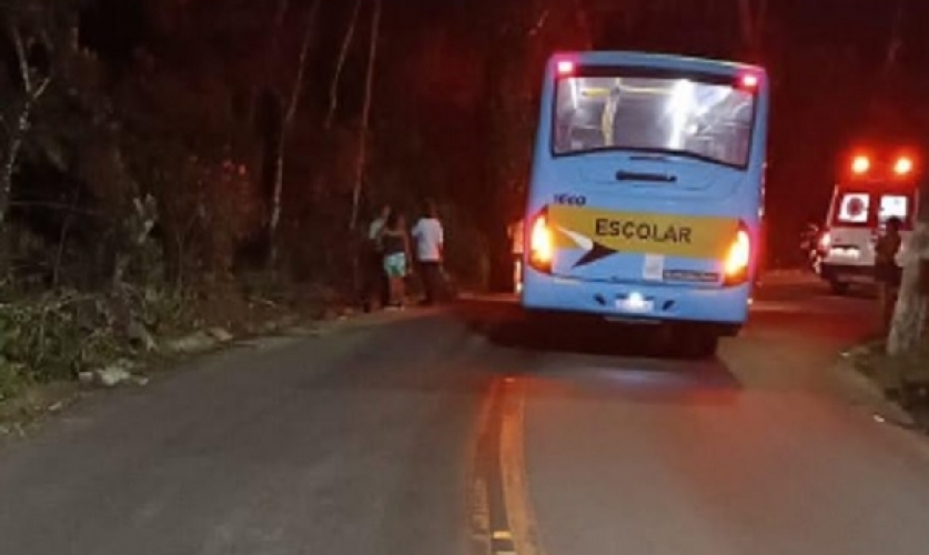 Ciclista morre após ser atropelado por ônibus escolar na costa norte de São Sebastião