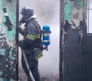Incêndio consome gráfica e mobiliza bombeiros em São José dos Campos