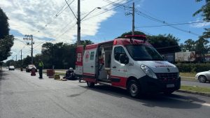 Motociclista bate em carro e fica ferido com gravidade no Urbanova