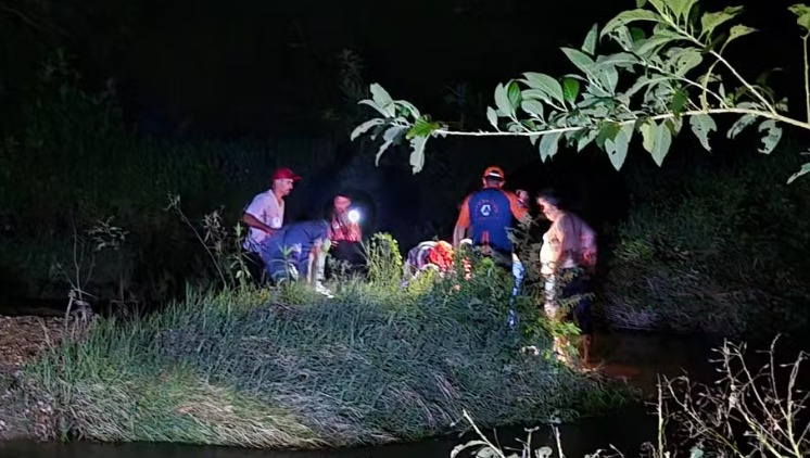 Motociclista cai de ponte sobre cachoeira e fica gravemente ferida em São Luiz do Paraitinga