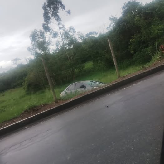 Motorista perde controle, rompe cerca e invade mata no Urbanova!
