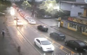 Óleo na pista interdita serra da Rodovia Oswaldo Cruz e complica retorno do feriado