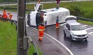 Van capota e deixa quatro feridos em alça do Anel Viário