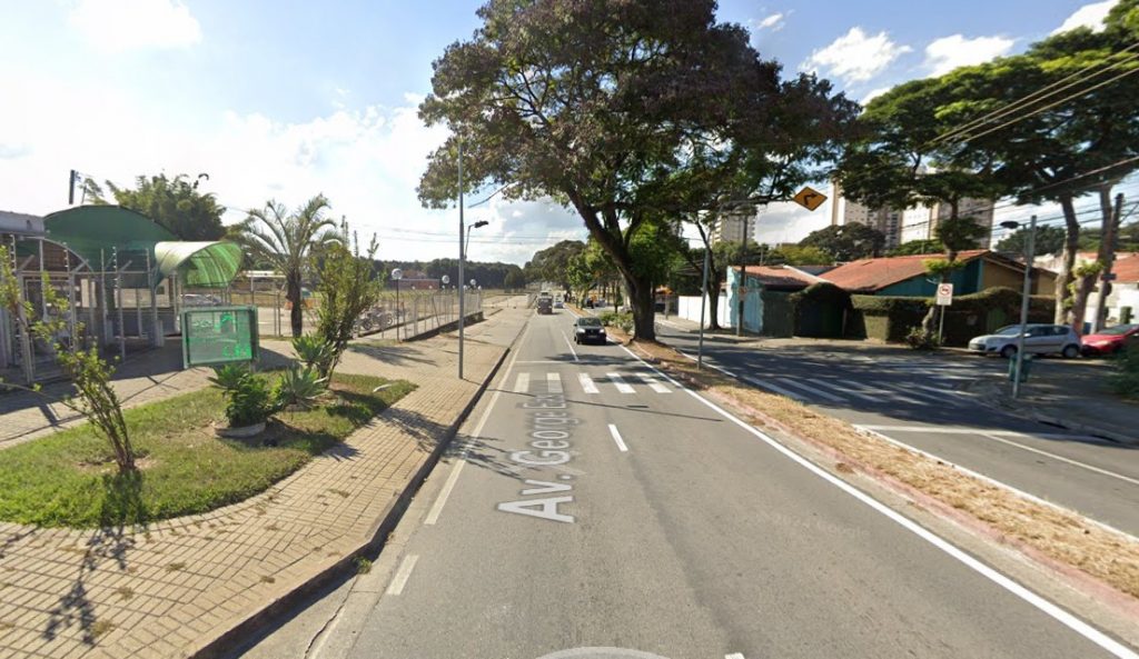 Falta de sinalização gera riscos a pedestre na avenida George Eastman em São José dos Campos