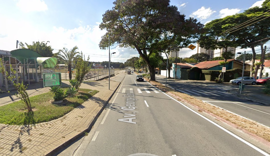Falta de sinalização gera riscos a pedestre na avenida George Eastman em São José dos Campos