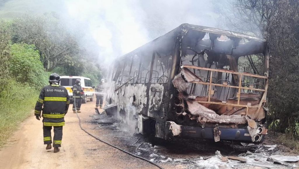Incêndio em ônibus mobiliza bombeiros em Guaratinguetá