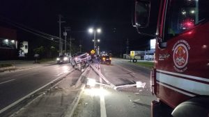 Acidente em trecho urbano da Rio-Santos deixa carro suspenso em guard rail