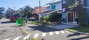 Balão pega fogo após cair em condomínio e mobiliza bombeiros!