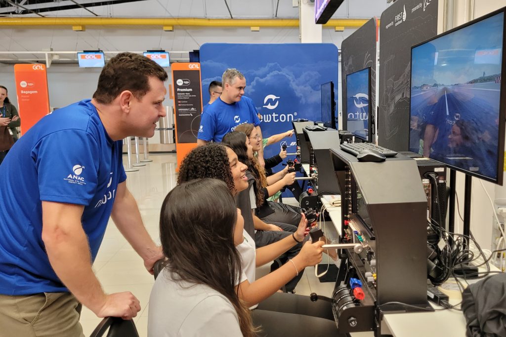 Boeing leva experiência imersiva em aviação a estudantes de São José dos Campos