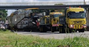 Caminhão com 100 metros de comprimento e carga de 600 toneladas retoma viagem na Via Dutra