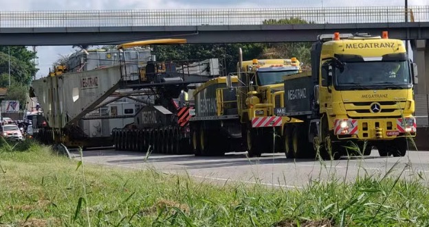Caminhão com 100 metros de comprimento e carga de 600 toneladas retoma viagem na Via Dutra